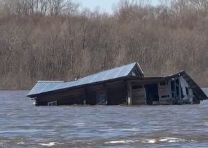 Нижегородцы засняли дрейфующий по Оке&nbsp;дом