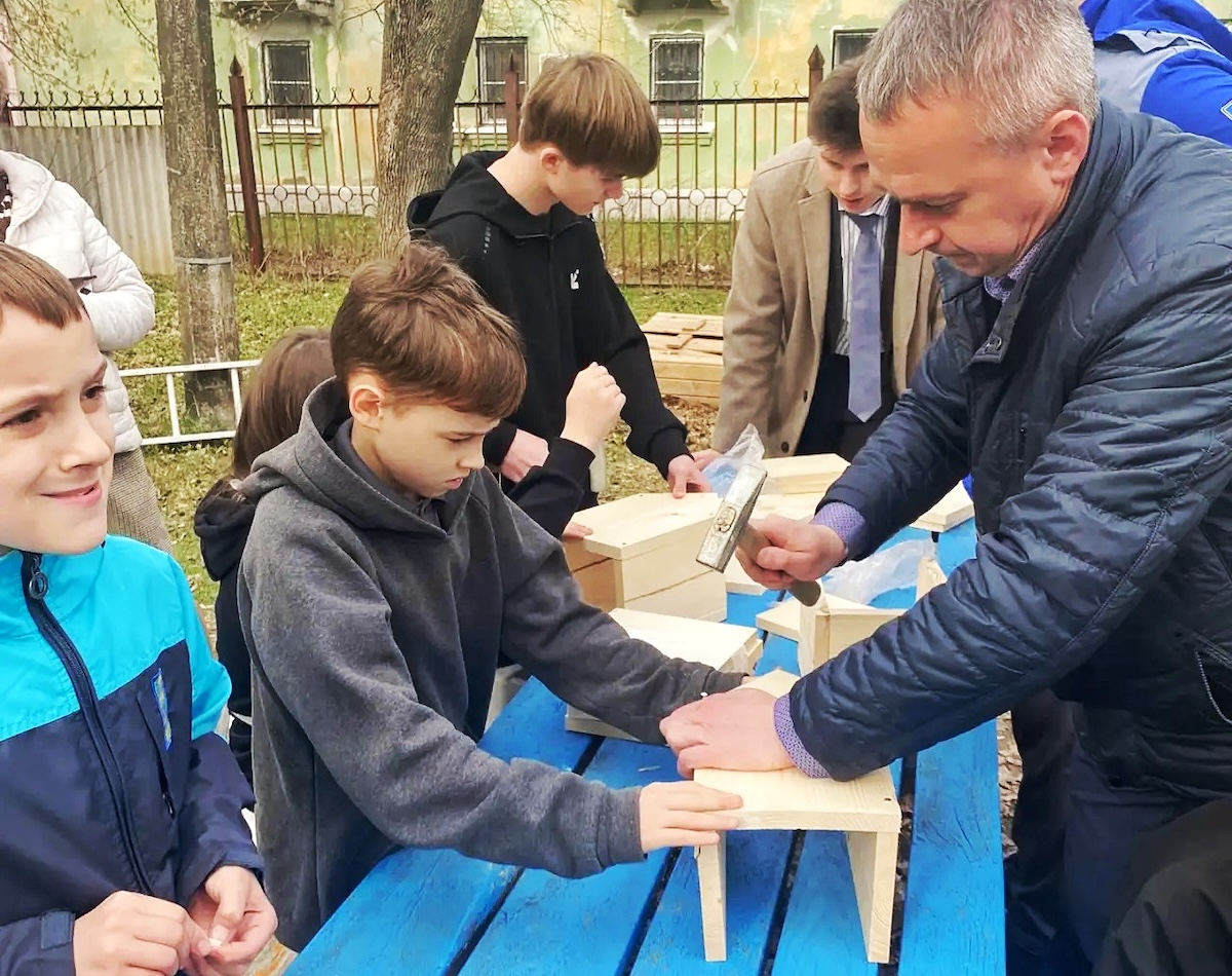 Работники предприятия организовали мастер-класс для воспитанников центра по изготовлению скворечников