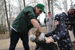 Юрий Шалабаев приехал в кстовский парк на общегородской субботник
