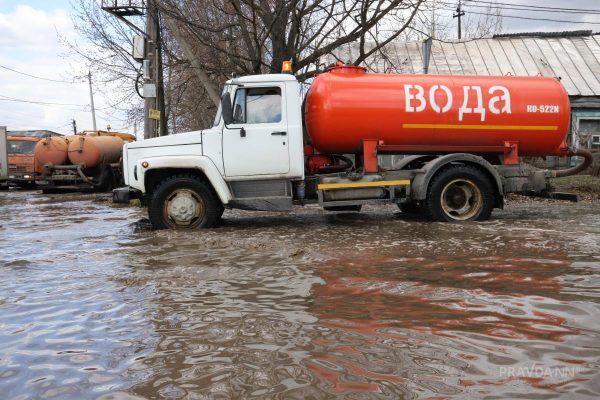 Паводок в Нижнем Новгороде: коммунальщики откачивают воду круглосуточно