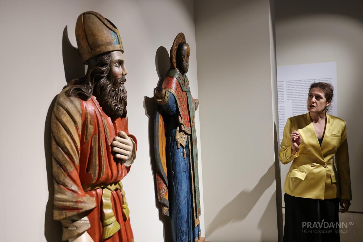 Синий и красный - самые распространенные цвета одежд деревянных святых