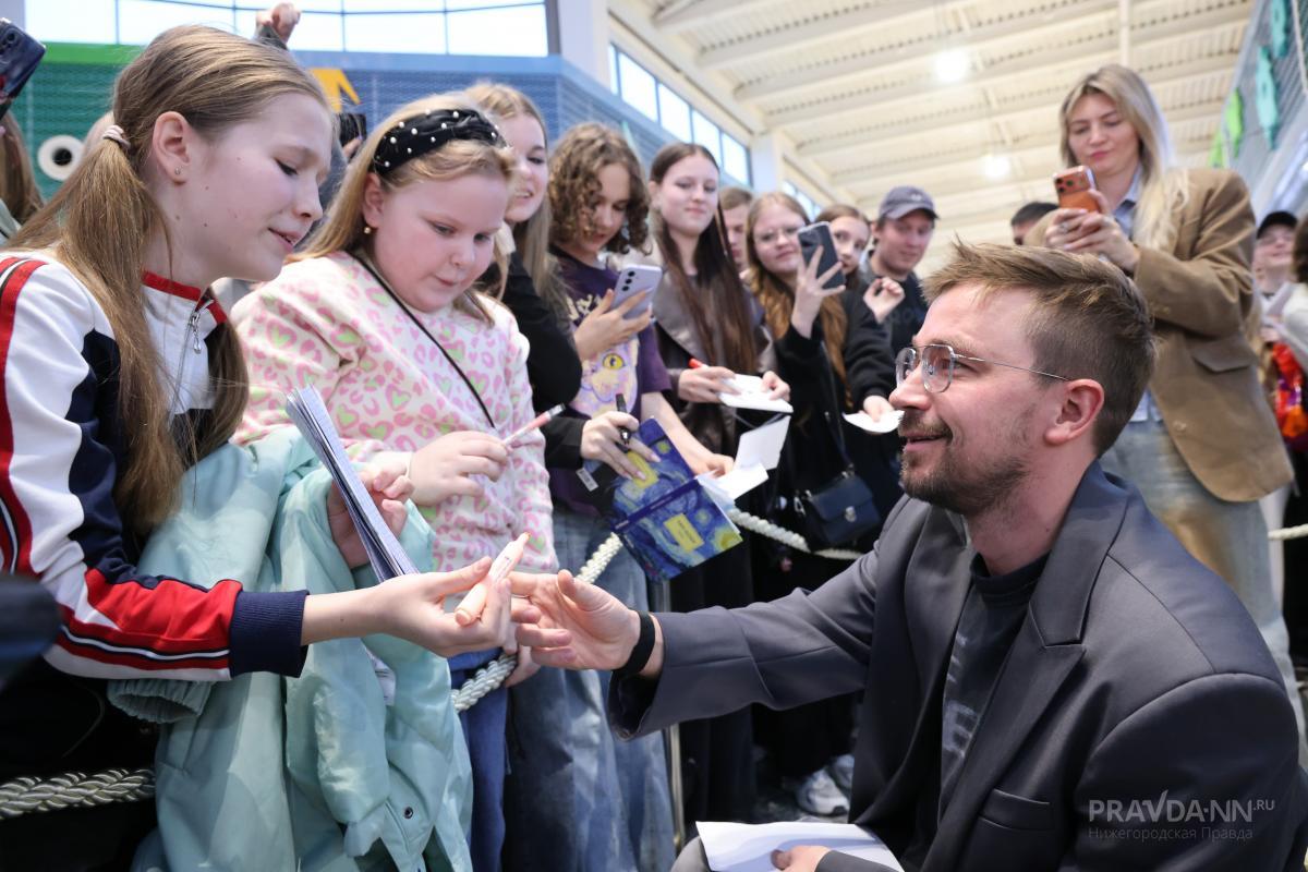 Артист очень тепло общался со зрителями и никому не отказал в автографе и совместном фото