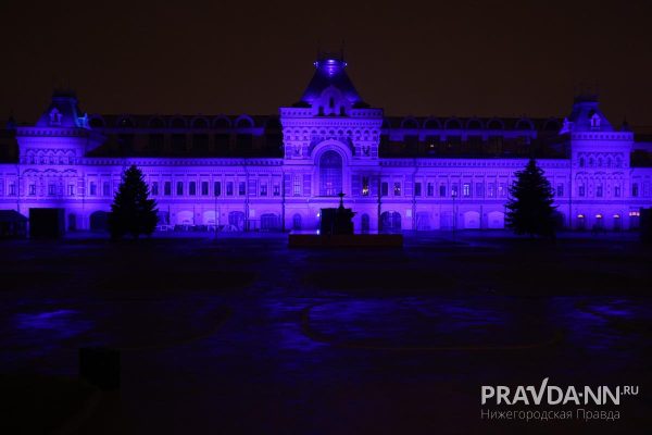 Достопримечательности Нижнего Новгорода зажглись синей подсветкой