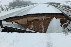 Крупный провал образовался на автодороге в Вадском районе