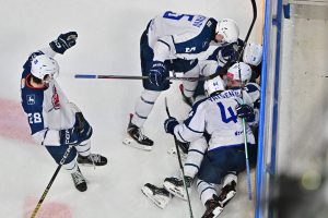 В решающем матче 1/8 финала чемпионата МХЛ «Чайка» одолела «Ирбис»