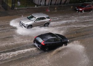 Водителям напомнили о штрафах за намеренный проезд по луже возле пешехода
