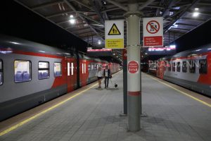 Юрист Хромченко уточнил, что пассажира могут высадить из поезда из-за запаха