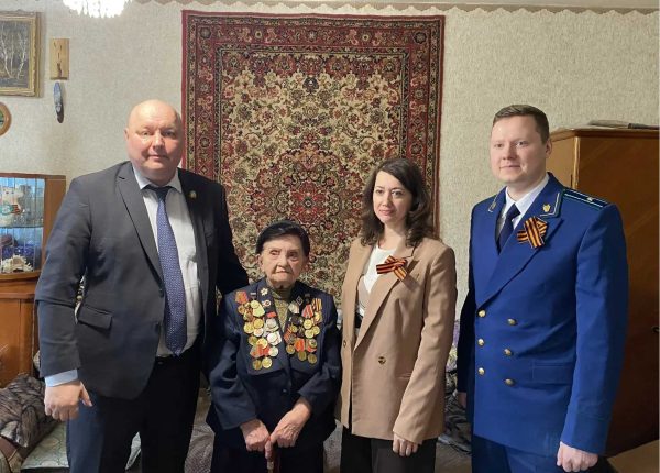 101-летнего ветерана Тамару Рунову поздравили с Днем Победы