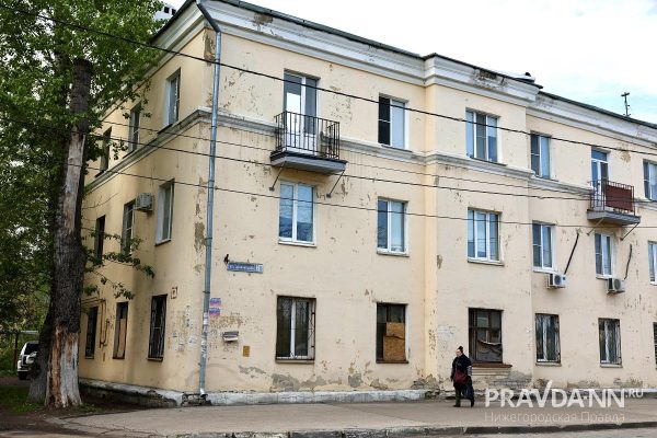 «Живут как на пороховой бочке»: в Нижнем Новгороде из-за паводка разрушается целый&nbsp;дом