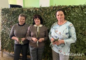 «Мы сейчас плетём – как блины печём»:  нижегородки отправили на фронт километры маскировочных сетей