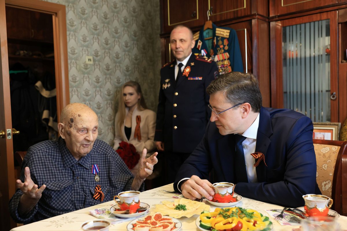 Глеб Никитин поздравил ветерана ВОВ Геннадия Луканова с Днем Победы