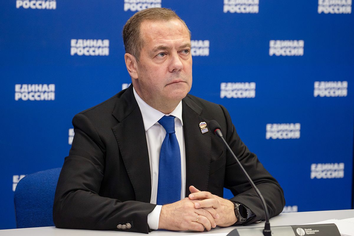 Медведев заявил о пресечении попыток кандидатов скрыть свой партийный статус