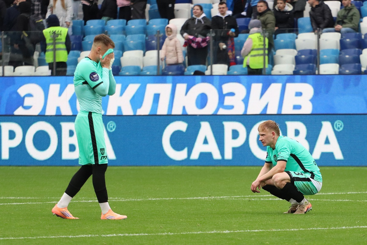 Болельщики ФК «Пари НН» обсуждают вылет команды в первую лигу
