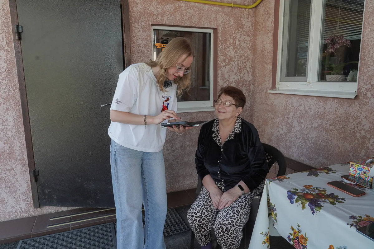 Волонтеры Дома народного единства помогли жителям ДНР проголосовать