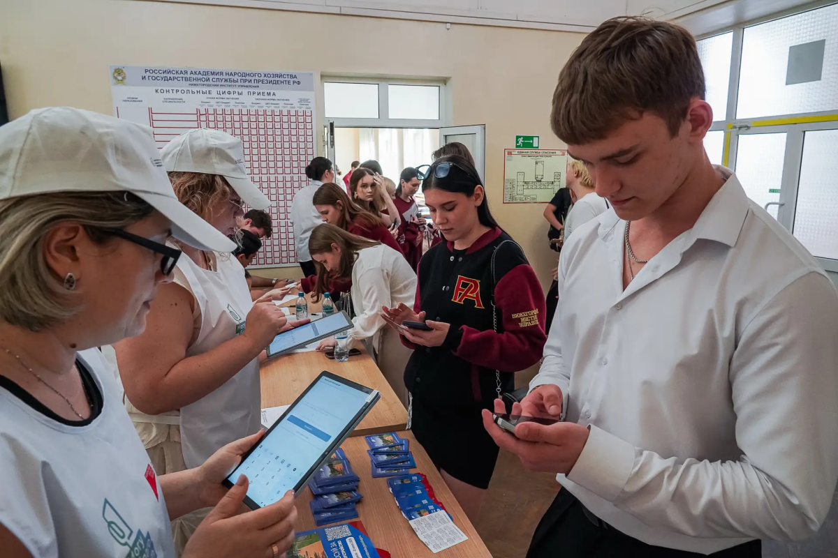 Волонтёры помогли студентам и преподавателям НФ РАНХиГС проголосовать