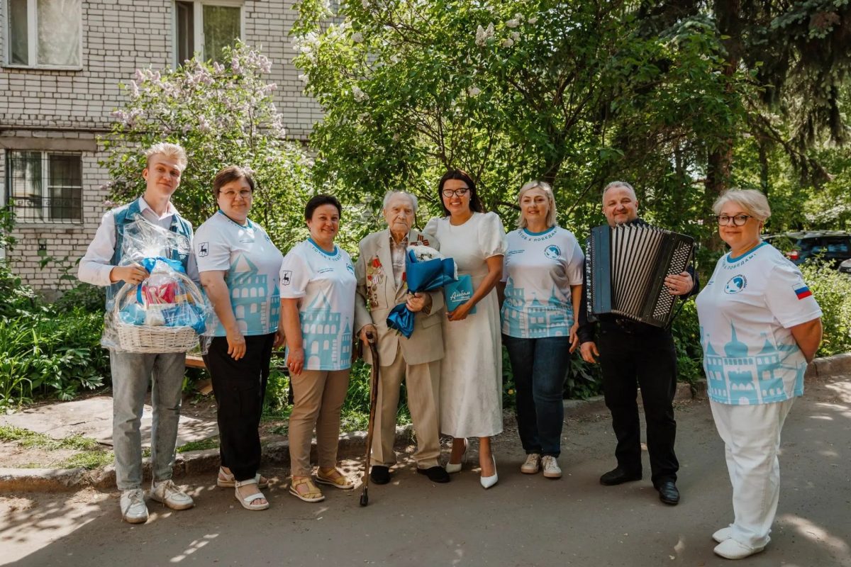 Волонтёры Победы поздравили со 100-летием фронтовика Александра Большакова