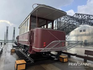 Опубликованы фото нового арт-объекта на Стрелке — старинного трамвая ХIX&nbsp;века