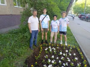 Волонтеры Победы благоустраивают дворы ветеранов в Нижнем Новгороде