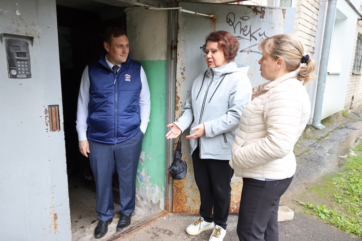 Роман Любарский взял на контроль ситуацию с затоплением подвала жилого дома