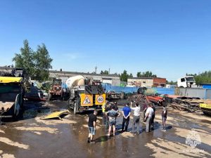 Грузовик и спецтехника сгорели в промзоне в Кстове