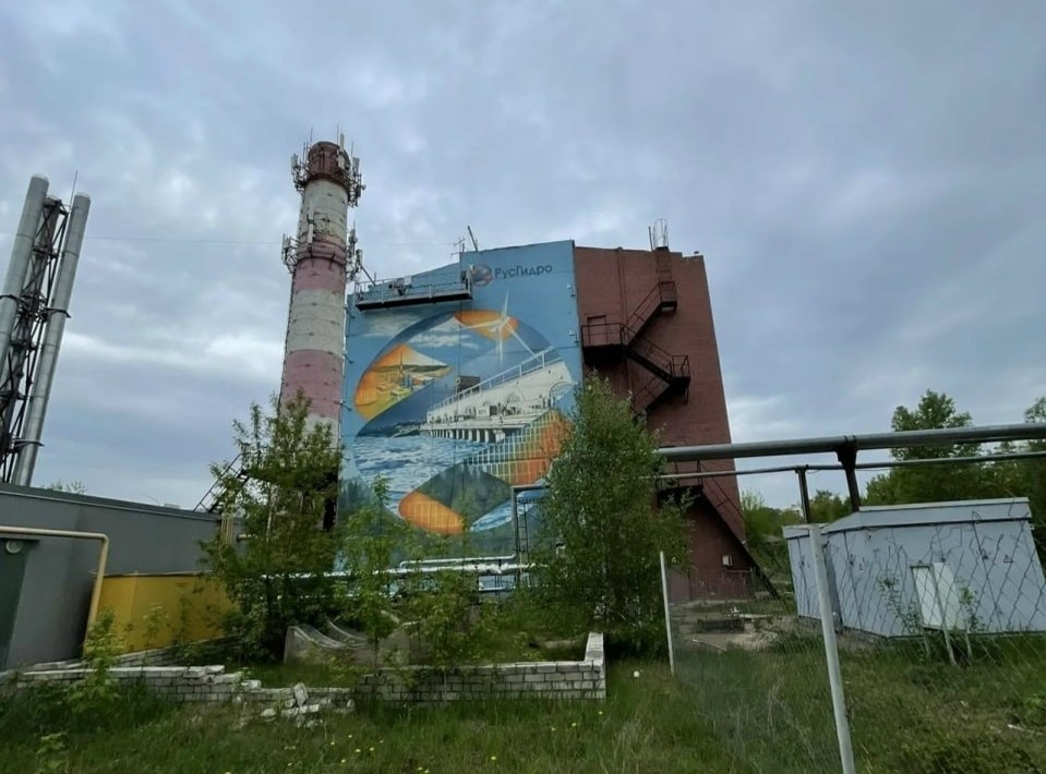 Мурал с Нижегородской ГЭС появился около здания старинной фабрики
