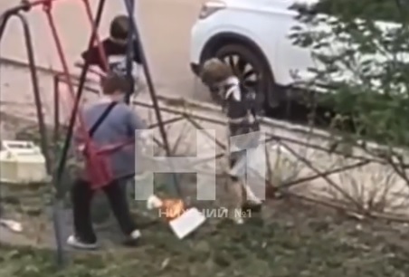 Юные вандалы бросают камни в припаркованные автомобили на Невзоровых