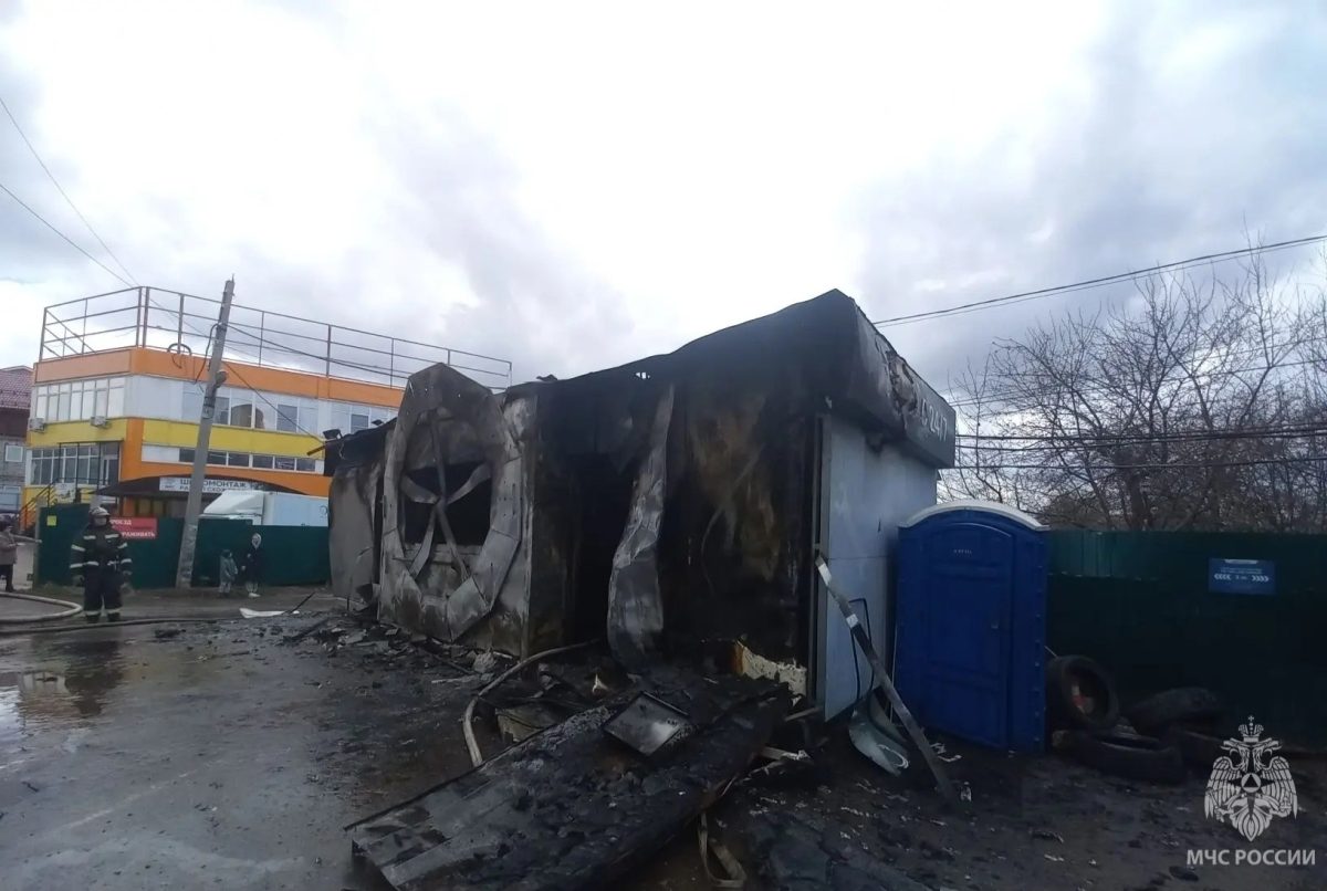 На улице Деловой в Нижнем Новгороде загорелся автосервис