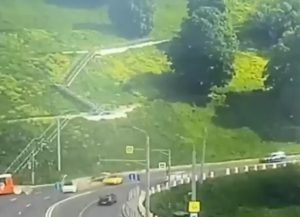 Опубликовано видео момента аварии с желтым «мерседесом» на Похвалинском съезде
