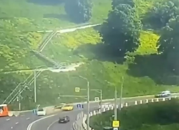 Опубликовано видео момента аварии с желтым «Мерседесом» на Похвалинском съезде