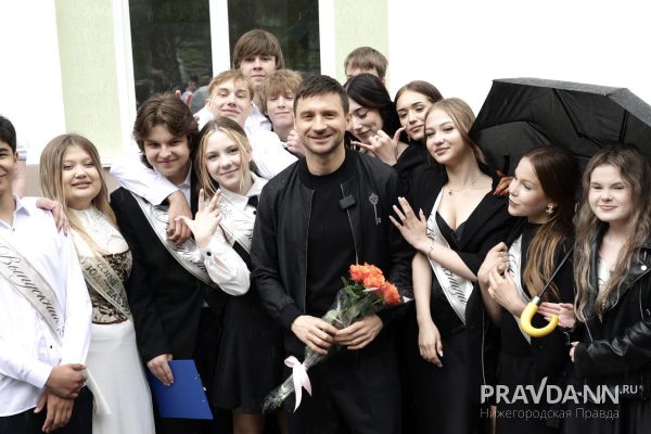 Сергей Лазарев пришел на последний звонок нижегородских школьников
