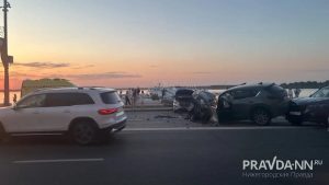 Три легковушки столкнулись на Нижне-Волжской набережной