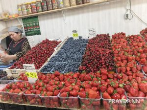 Малина по 4 тысячи рублей за кг? Выяснили, сколько стоят сезонные ягоды в Нижнем Новгороде