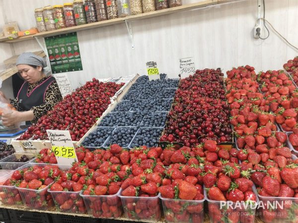 Малина по 4 тысячи рублей за кг? Выяснили, сколько стоят сезонные ягоды в Нижнем Новгороде