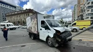В Уфе «ГАЗель» едва не снесла пешеходов, но её остановил столб