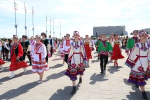 Более двух тысяч нижегородцев в День России растянули 100-метровый триколор и встали в «Хоровод Единства»