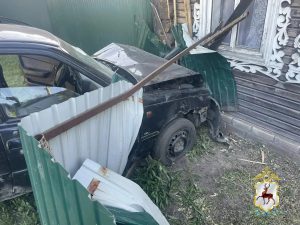 Водитель без прав врезался в жилой дом в Павловском округе