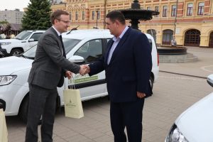 Андрей Гнеушев передал ключи автомобилей бригадам «Дети в&nbsp;семье»