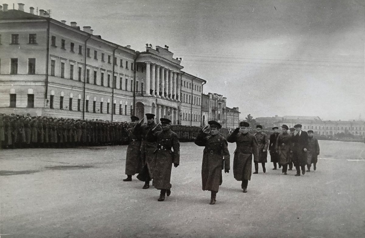 Войска 322-й Горьковской дивизии на площади Советской 2 октября 1941 года