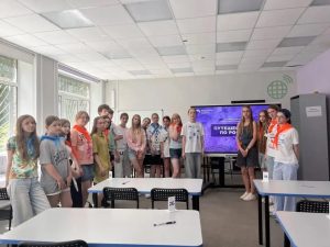 Школьники вместе с волонтёрами Победы участвуют в игре «Путешествуем по России»