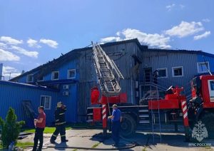 Кровля текстильного предприятия вспыхнула в Павловском районе