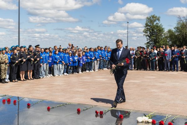 Глеб Никитин возложил цветы к Вечному огню в Нижегородском кремле