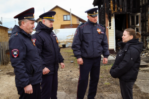 Полицейских наградили за спасение женщины и ребенка с пожара в Шахунье