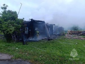 Огнеборцы спасли 59-летнего мужчину с пожара в Ковернинском районе