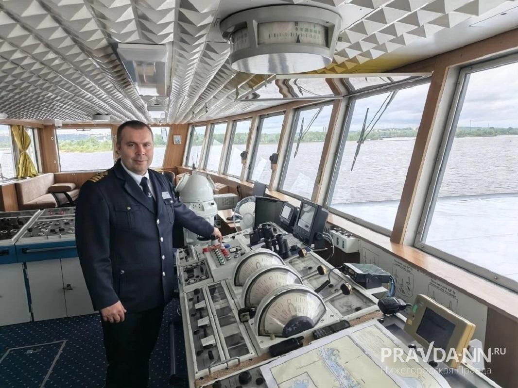 Капитан Константин Фунтов контролирует все службы теплохода