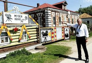  «Всем лучшим в себе я обязан кино»: житель Перевозского округа превратил свой дом в музей