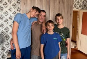 «Было страшно, что их не отдадут»: нижегородец вернул троих сыновей после четырёх лет разлуки