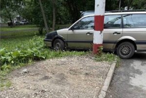«Не хотим платить новые штрафы»: жильцы дома на улице Родионова просят вернуть им парковочные места