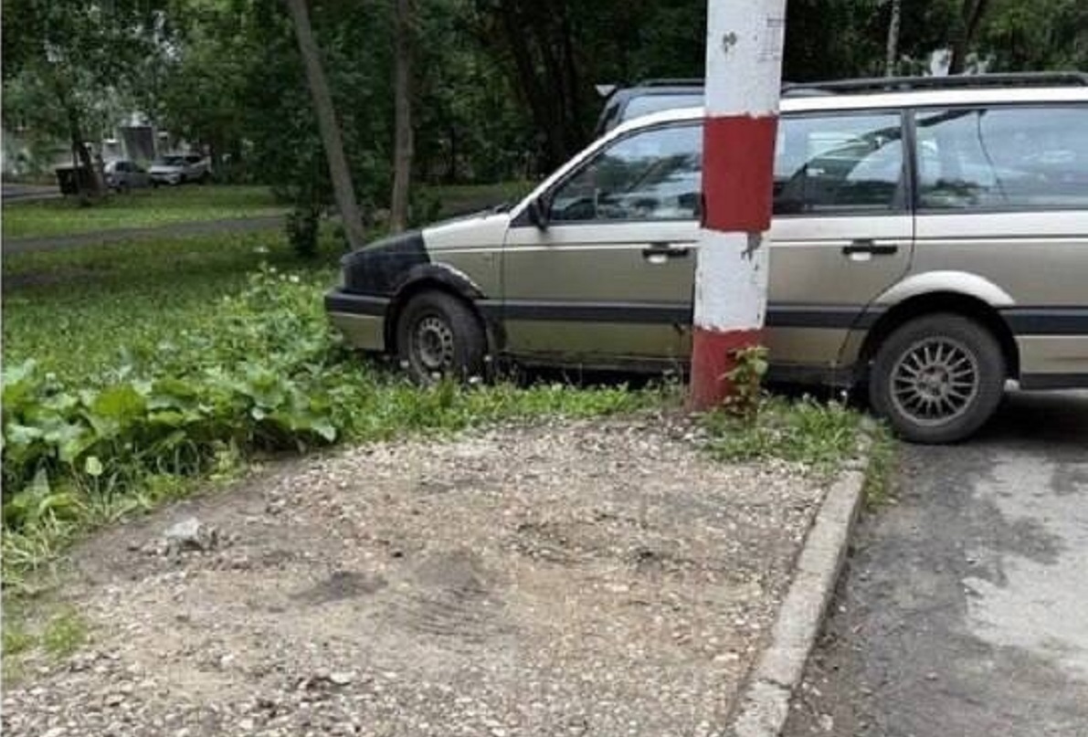 Жителей Нижнего Новгорода оштрафовали за парковку на газонах на миллионы рублей