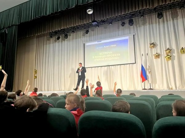 В школе № 189 прошла встреча с ветераном СВО Александром Курицыным