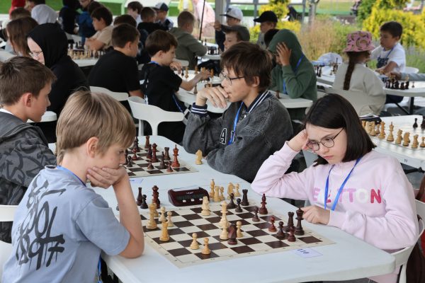 Гроссмейстер Сергей Карякин провел сеанс одновременной игры в Нижнем Новгороде